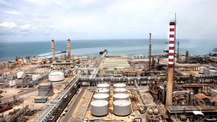 reuters-iran-y-venezuela-firman-contrato-para-reparar-la-refineria-el-palito-100771