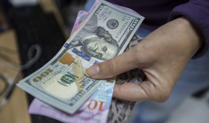 Dolares-y-Bolivares_9-1920x1136-1-1068x632